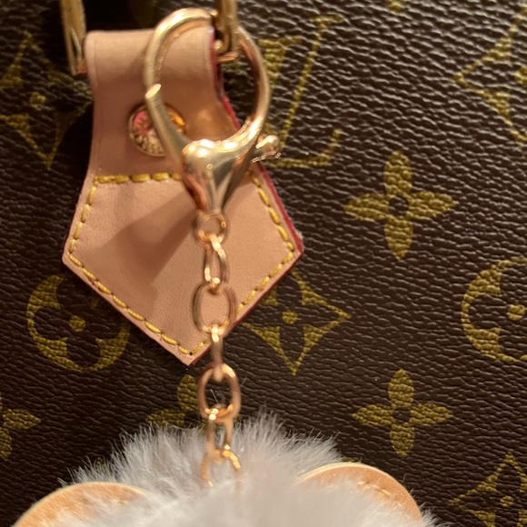 Adorable purse bag charm BEAR grey pom gold hardware clip on bag - Picture 2 of 3